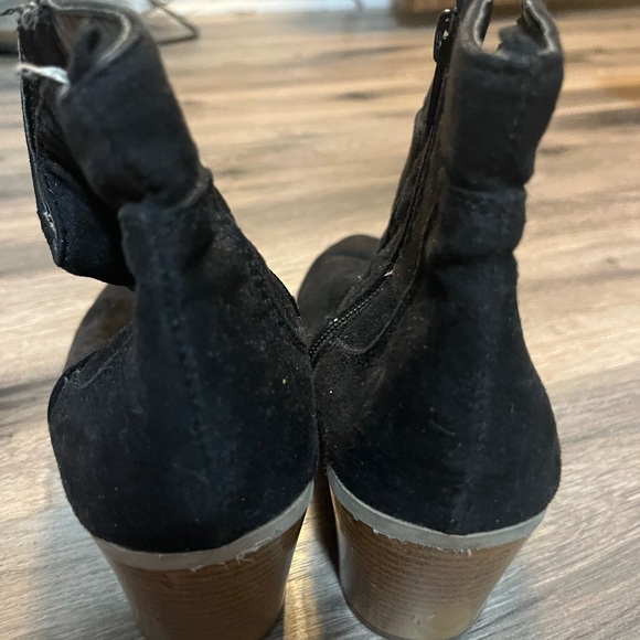 Cute black faux suede cowboy booties ! Size 8 - Picture 6 of 7